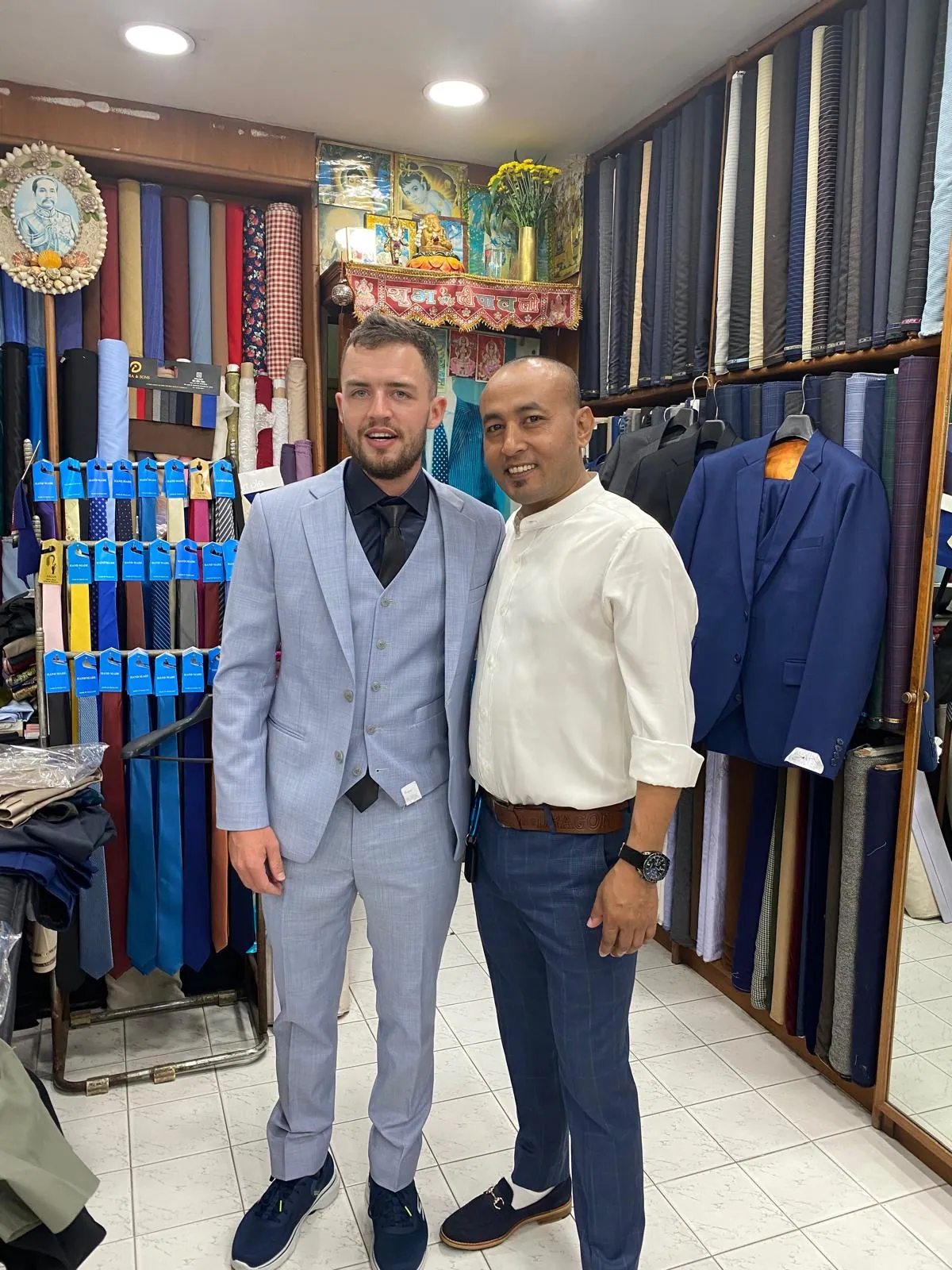 Tailored suit with formal finishing